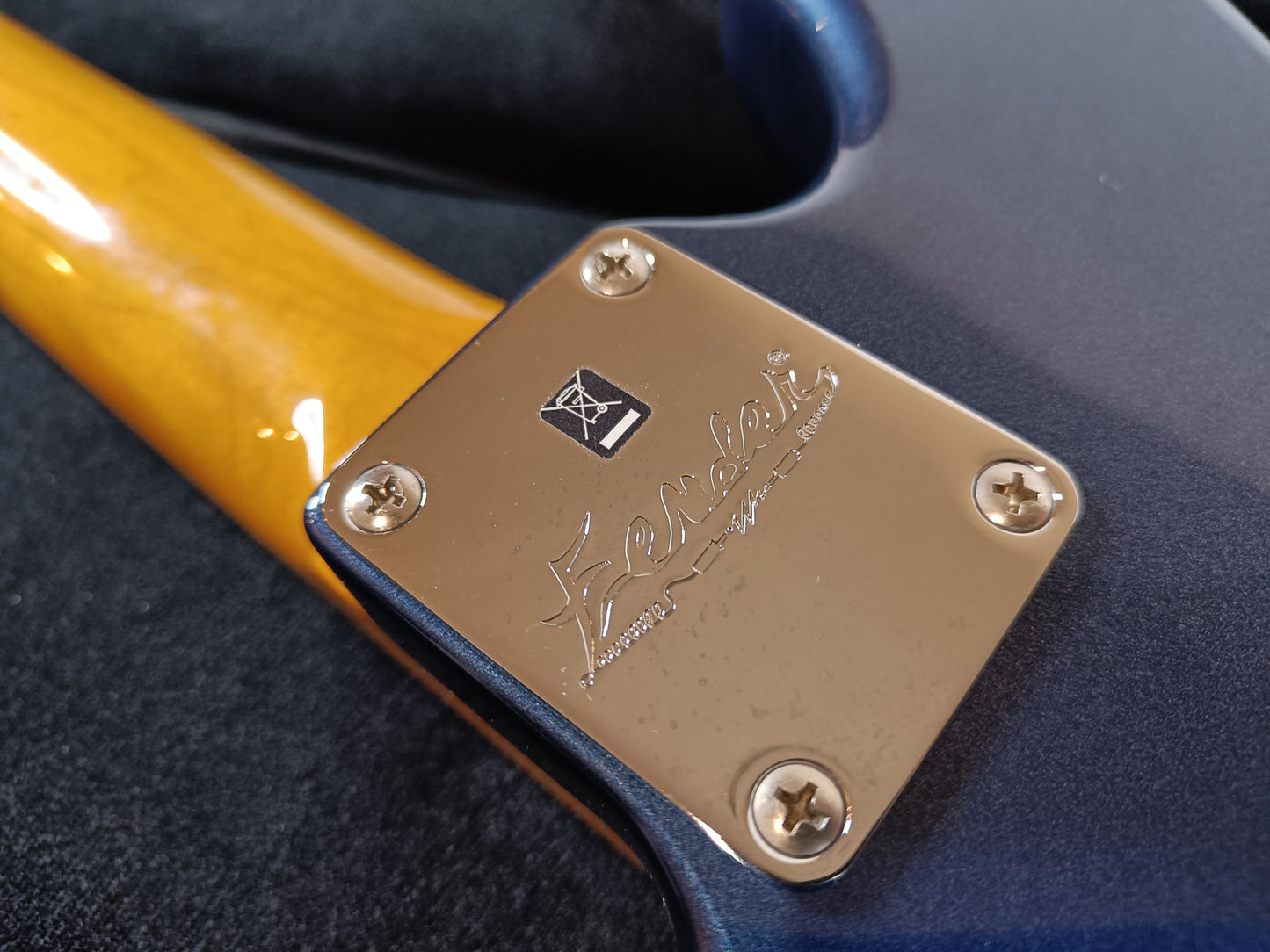 Fender Kurt Cobain Mustang 2012 Dark Lake Placid Blue with Stripe