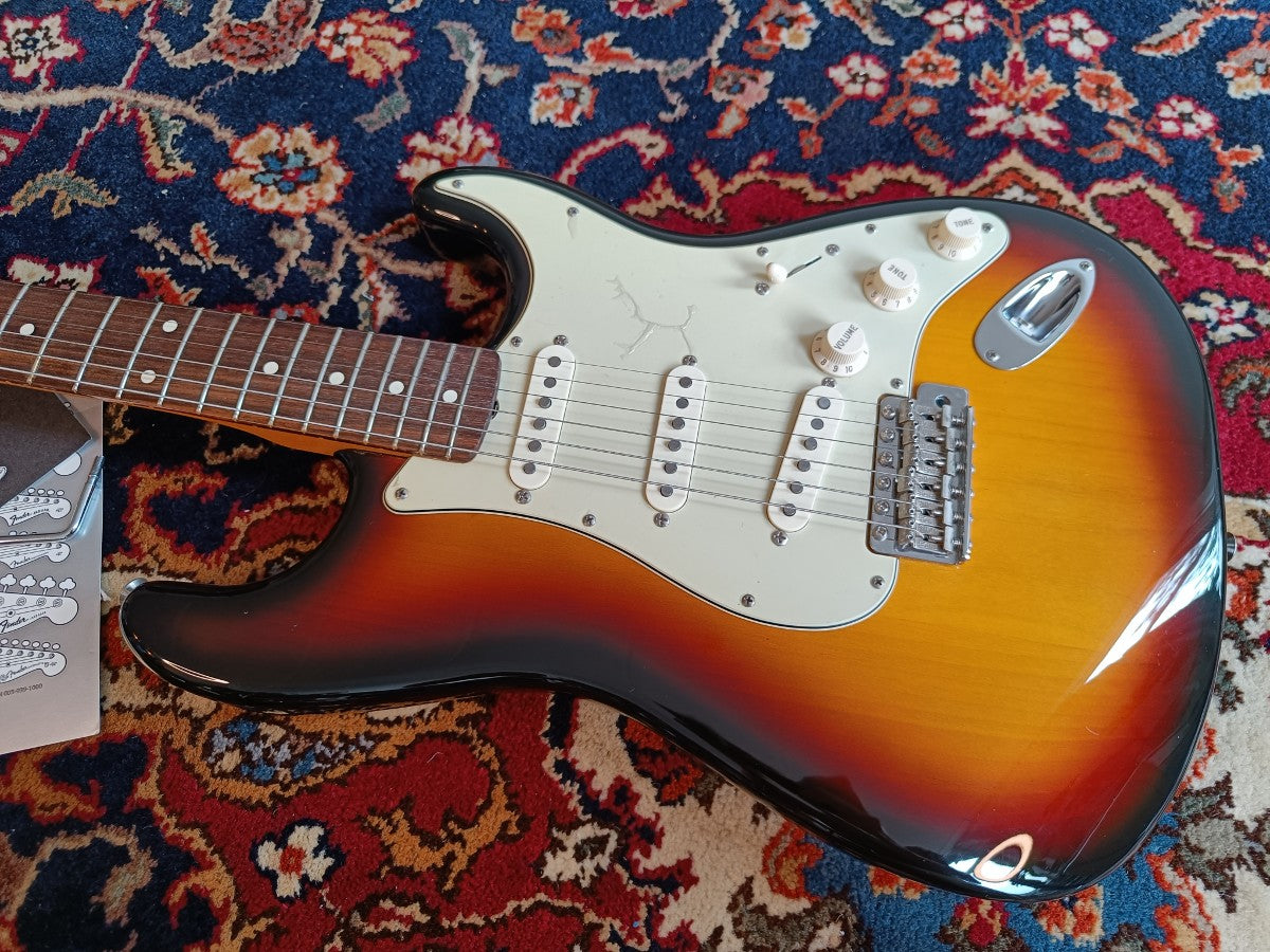 Fender Classic Series '60s Stratocaster with Rosewood Fretboard 2004 3-Color Sunburst