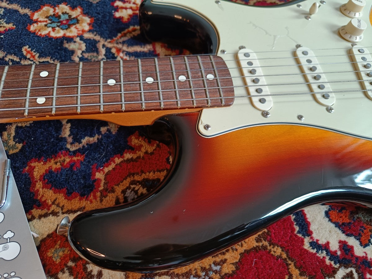 Fender Classic Series '60s Stratocaster with Rosewood Fretboard 2004 3-Color Sunburst