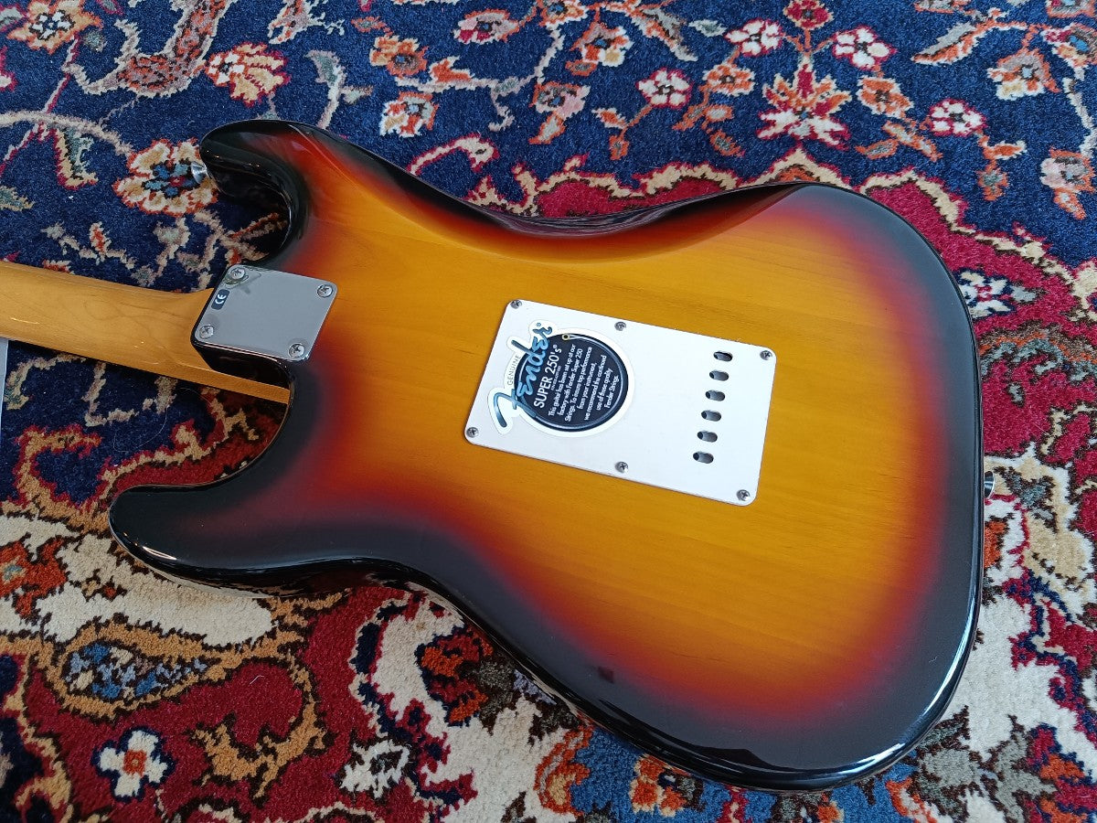 Fender Classic Series '60s Stratocaster with Rosewood Fretboard 2004 3-Color Sunburst