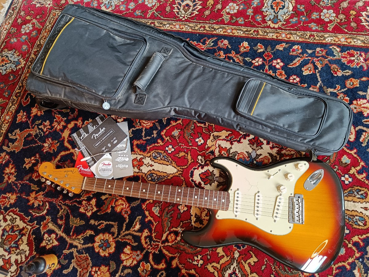 Fender Classic Series '60s Stratocaster with Rosewood Fretboard 2004 3-Color Sunburst