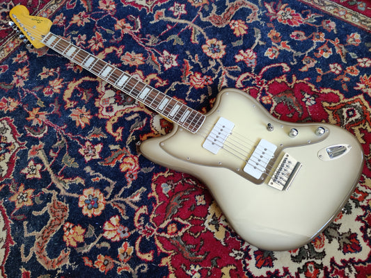 Squier Vintage Modified Baritone Jazzmaster Antigua